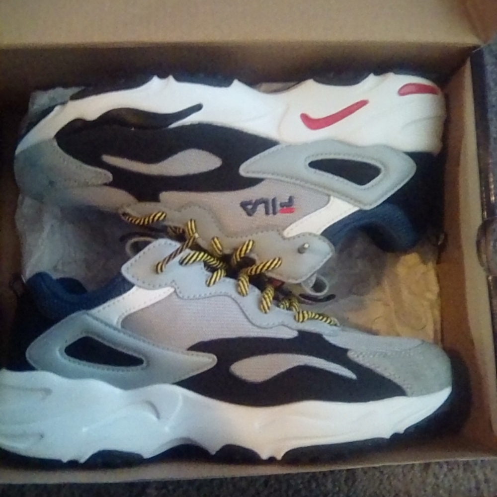 FILA KIDS RAY TRACER SHOES SIZE 5.5 GRAY